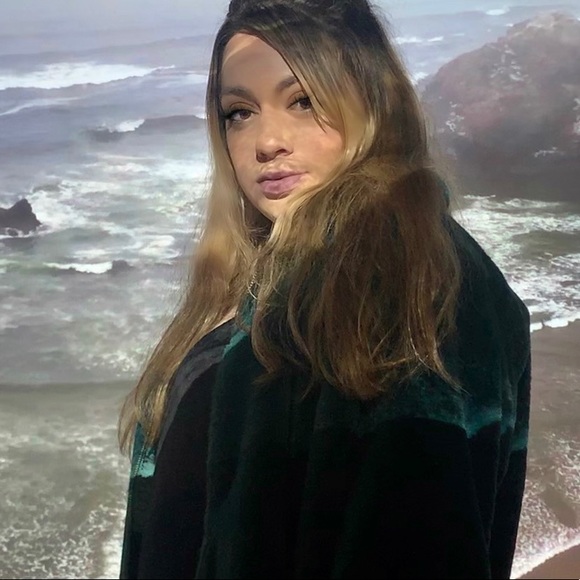 Meet Your Posher: 𝔹𝕣𝕪𝕕𝕖𝕟 - Picture 3 of 3